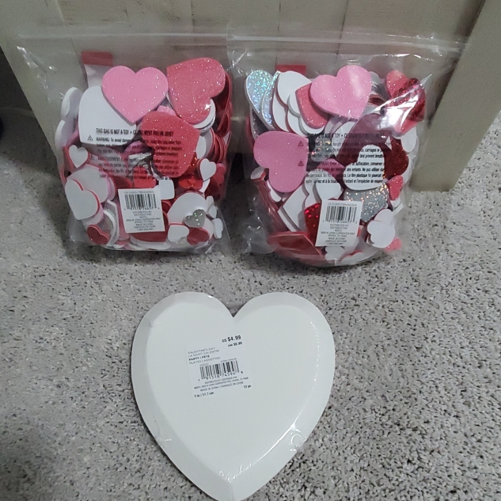 NWT  VALENTINE PARTY SUPPLIES - Picture 2 of 4